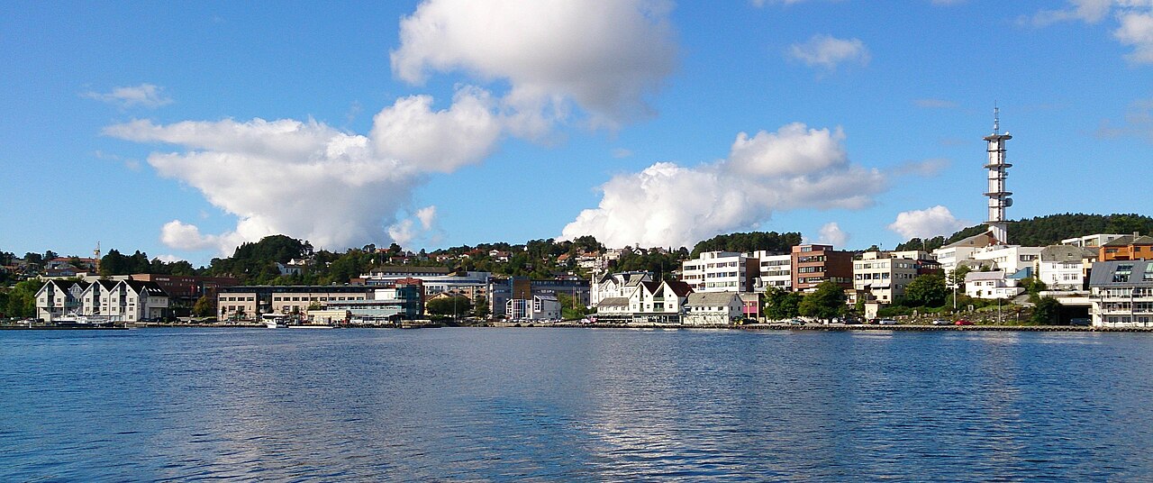 Leirvik sentrum og havna på Stord sett frå Onarheimsparken