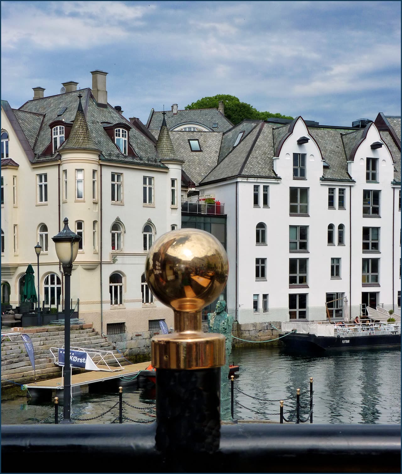 Ålesund sentrum med jugendstilbebyggelse og Brosundet i forgrunnen
