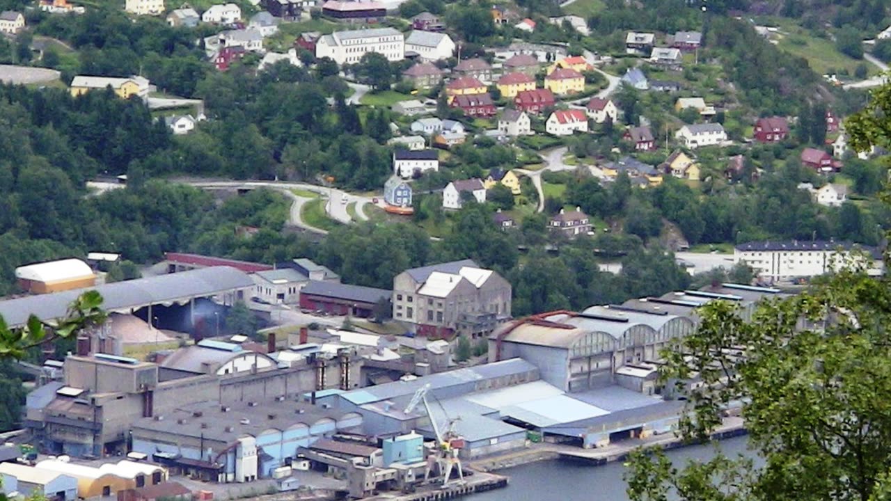 Ålvik ved Hardangerfjorden i Kvam, med smelteverket ved fjorden og bebyggelsen i lia, der Ålvik Rock arrangeres
