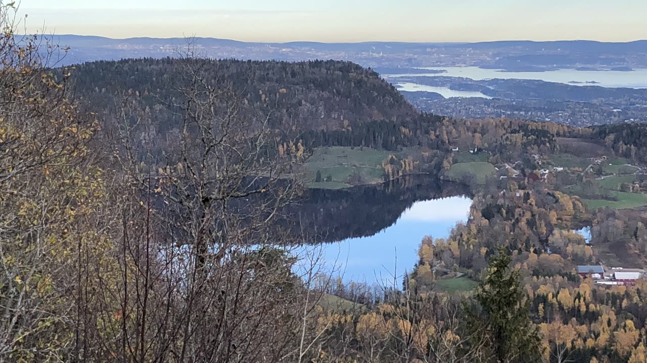 Utsikt over Semsvannet i Asker med skogkledde åser