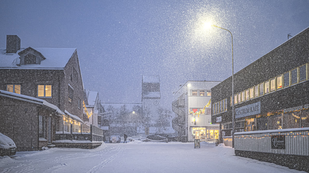 Snødekt gate i Kirkenes sentrum en vinterkveld med snøvær