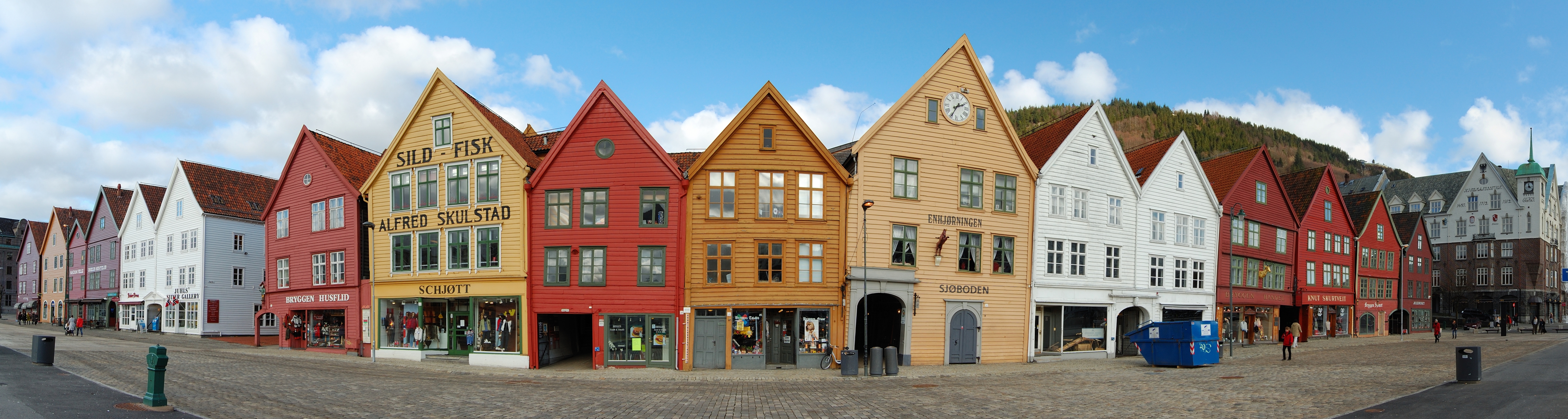 Bergen med Bryggen og fjellene som danner kulisse for Beatlesfestivalen på Grand Hotel Terminus