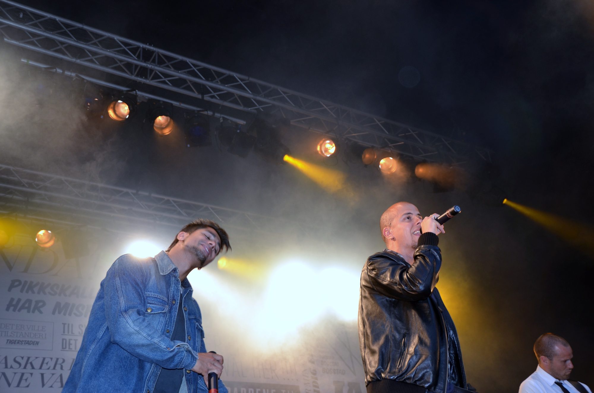 Karpe Diem på scenen under konserten på Wrightegaarden i Langesund i 2011, med Chirag og Magdi i motlys