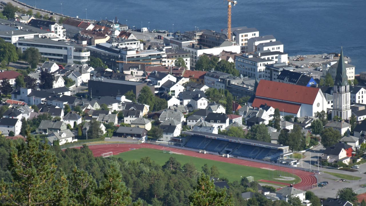 Molde by sett fra Varden med Molde domkirke, idrettsparken og fjorden