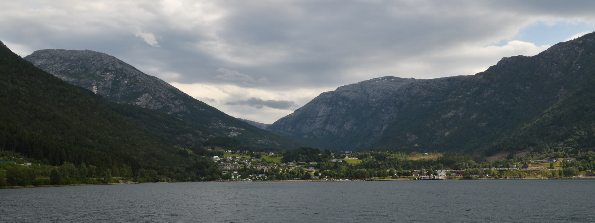 Kinsarvik i Ullensvang ved Hardangerfjorden, med fjord, fruktlandskap og fjell