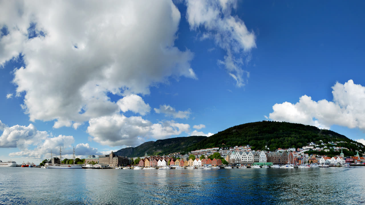 Bryggen i Bergen med de fargerike hanseatiske trehusene langs Vågen