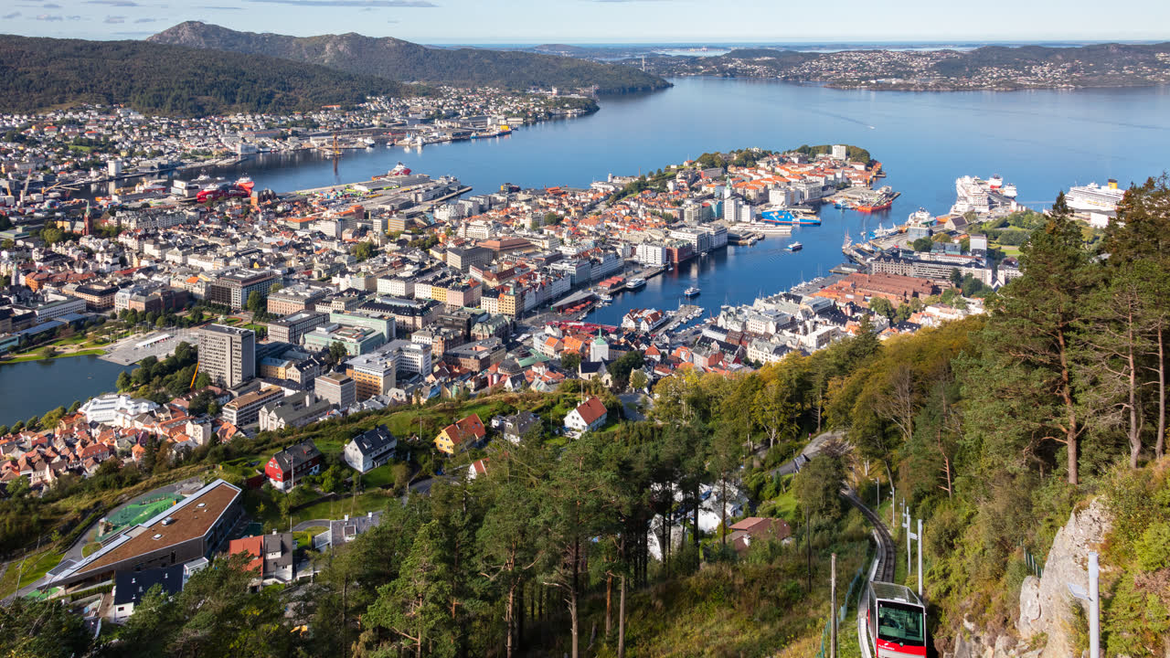 Utsikt over Bergen by og havn sett fra fjellet Fløyen
