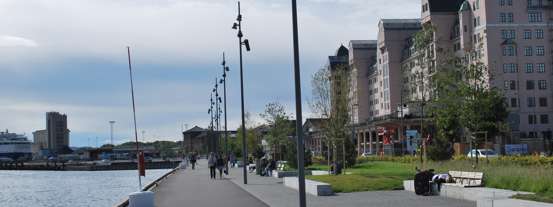 Havnepromenaden langs Langkaia i Oslo sentrum med fjorden på den ene siden og bygg på den andre