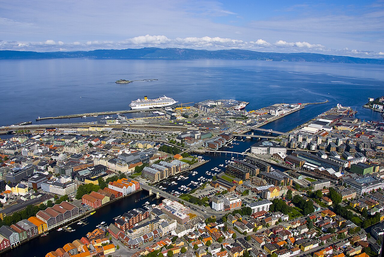 Flyfoto over utløpet av Nidelva i Trondheim sentrum, med havneområdet og Bakklandet