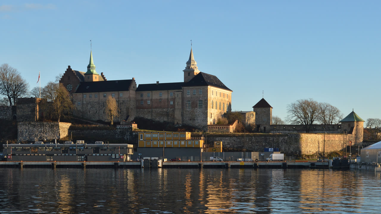 Akershus festning ved sjøen i Oslo en vinterdag