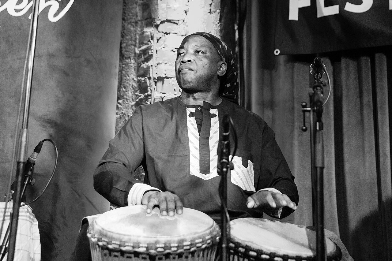 Sidiki Camara spiller djembe under en konsert i 2024