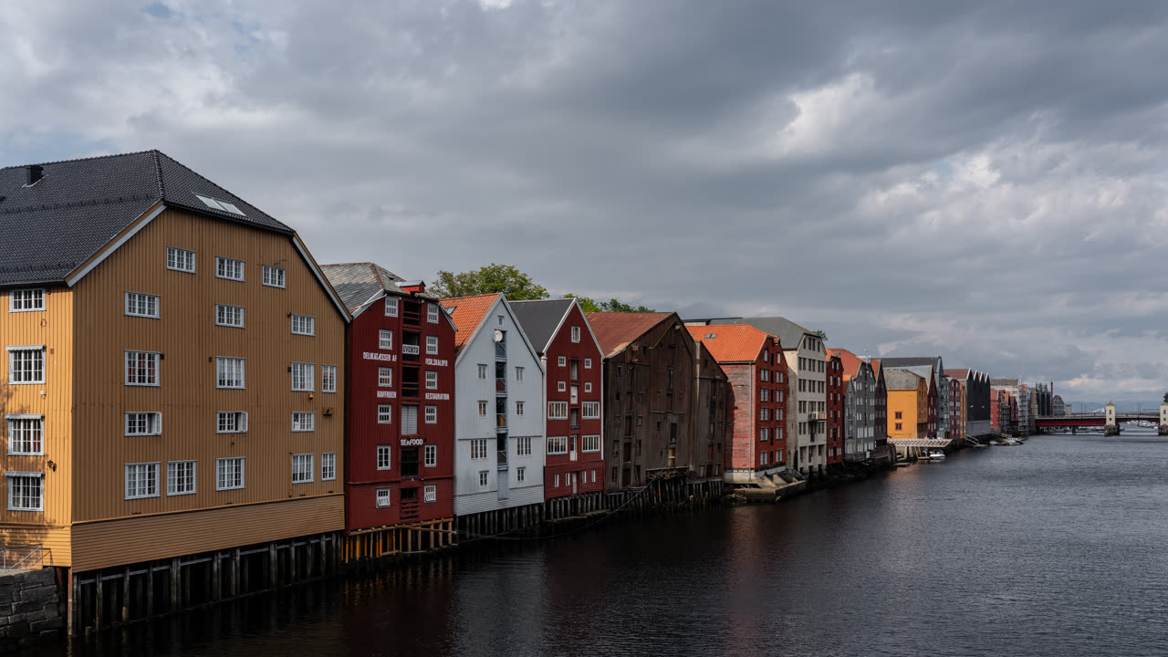 Bryggene i Trondheim, de fargerike trehusene på pæler langs Nidelva sett fra Gamle Bybro