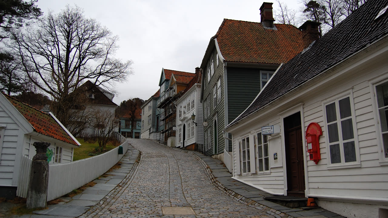 Brosteinsgate med gamle trehus i Gamle Bergen, byen der Eggstockfestivalen arrangeres
