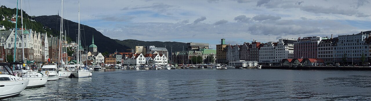 Torget og Vågen i Bergen med fiskemarked, fargerike bygg og Bryggen sett fra kaifronten