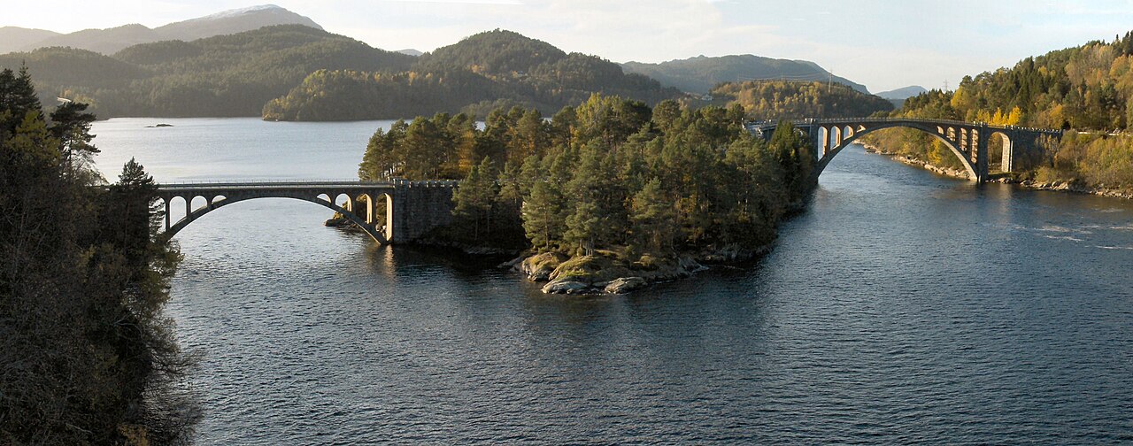 Fjordlandskap på Sunnmøre, der Fjord Cadenza holder konserter mellom fjord og fjell