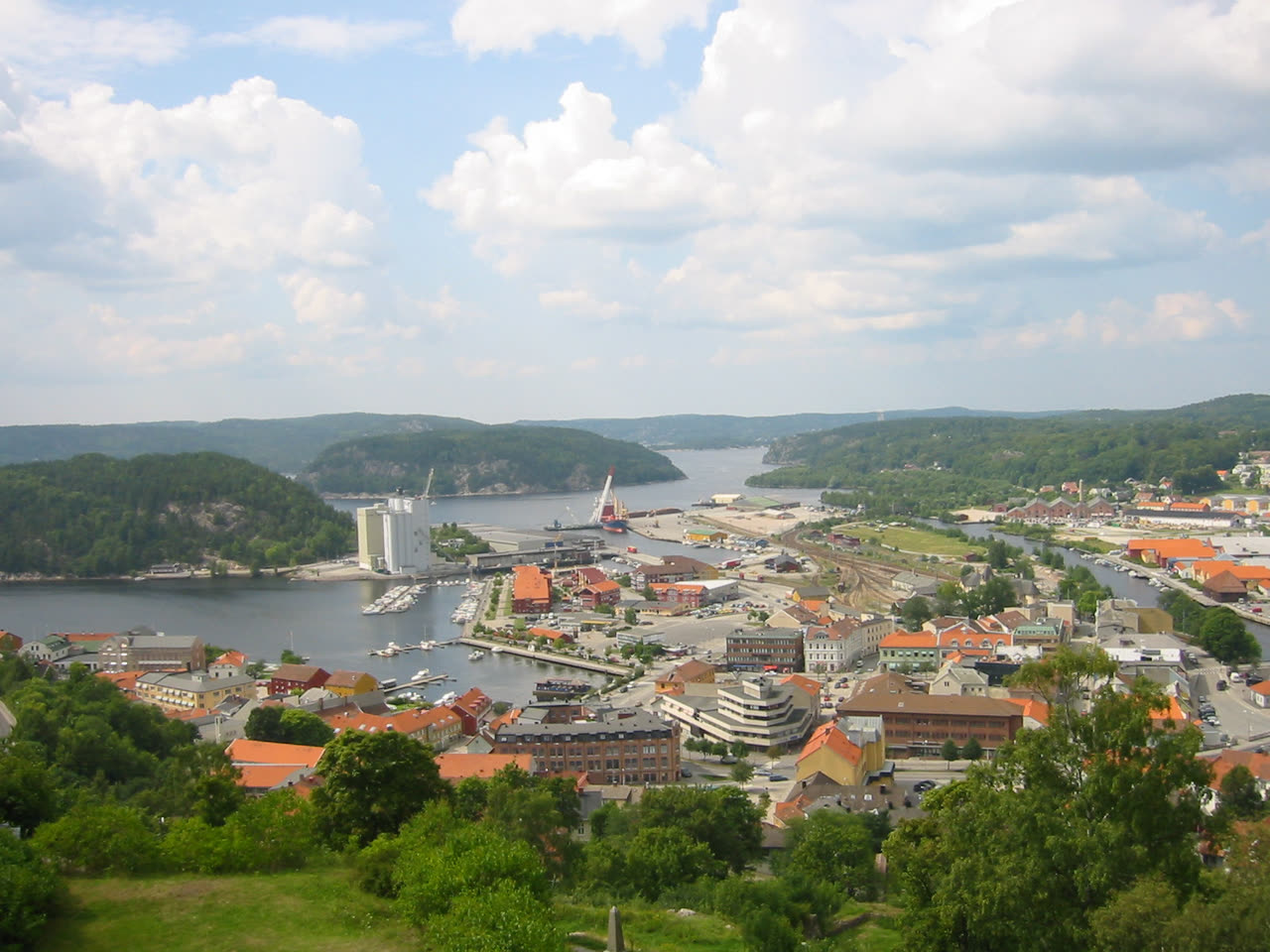 Utsikt over Halden sentrum og indre havn sett fra Fredriksten festning