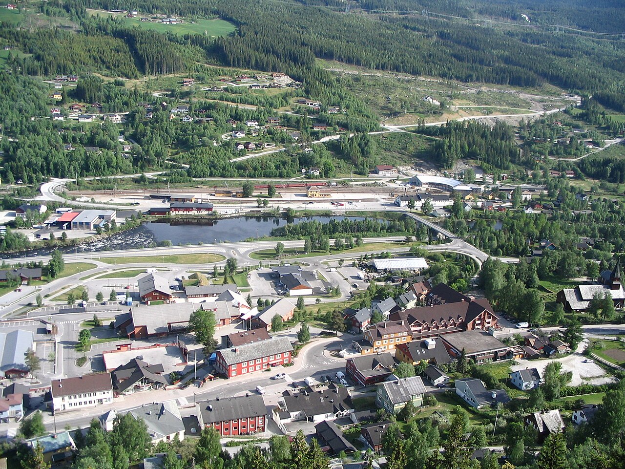Panoramautsikt over bygda Ål i Hallingdal med fjell i bakgrunnen