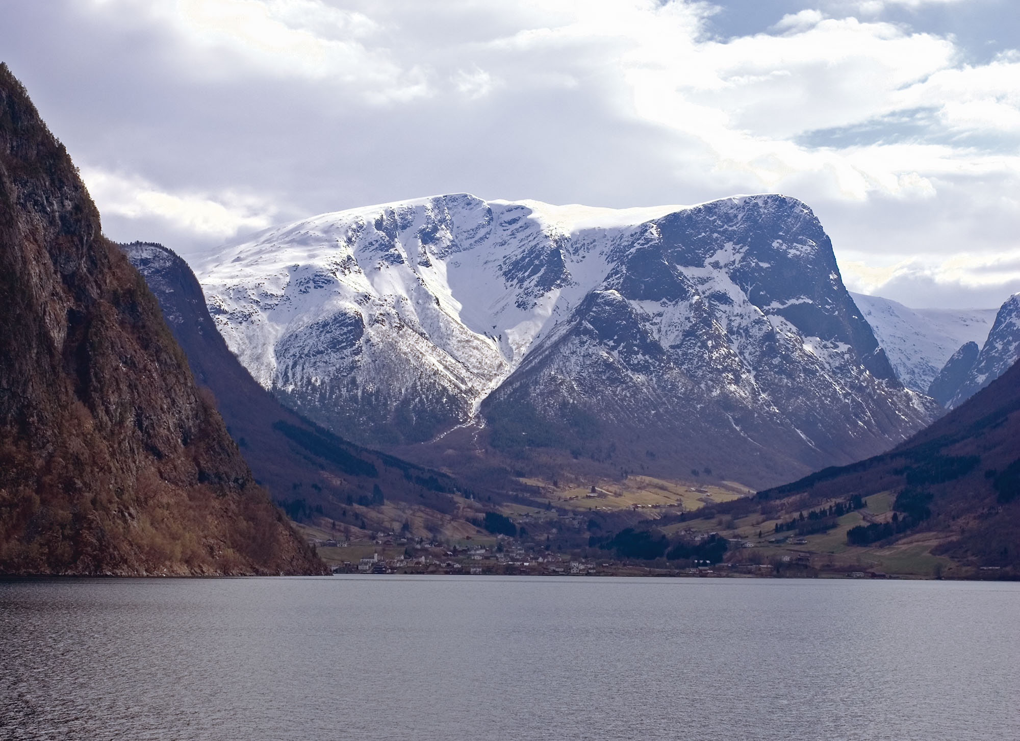 Fresvik innerst i Sognefjorden med fjord og bratte fjellsider, stedet for Fres Festival