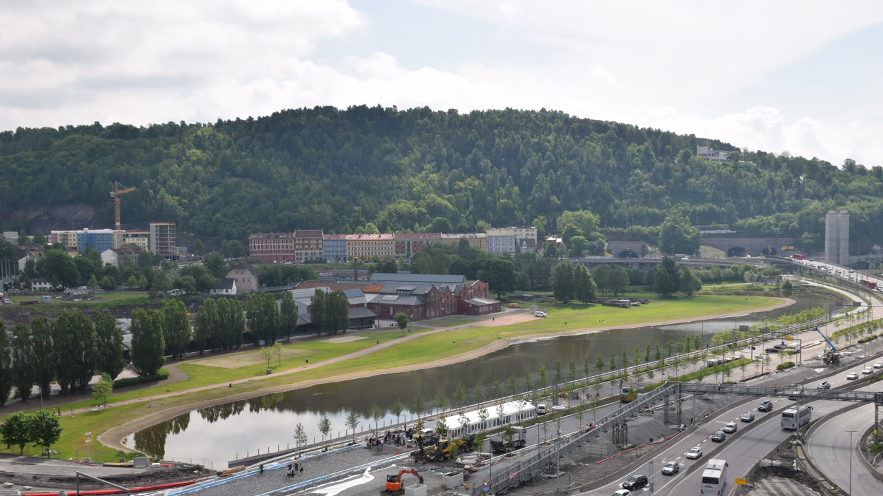 Middelalderparken i Gamlebyen i Oslo med vannspeilet og Ekeberg i bakgrunnen
