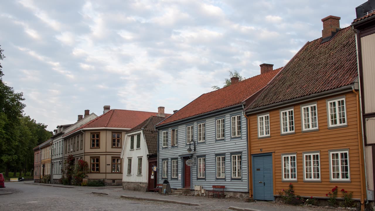 Brosteinsgate med fargerike trehus i Gamlebyen i Fredrikstad