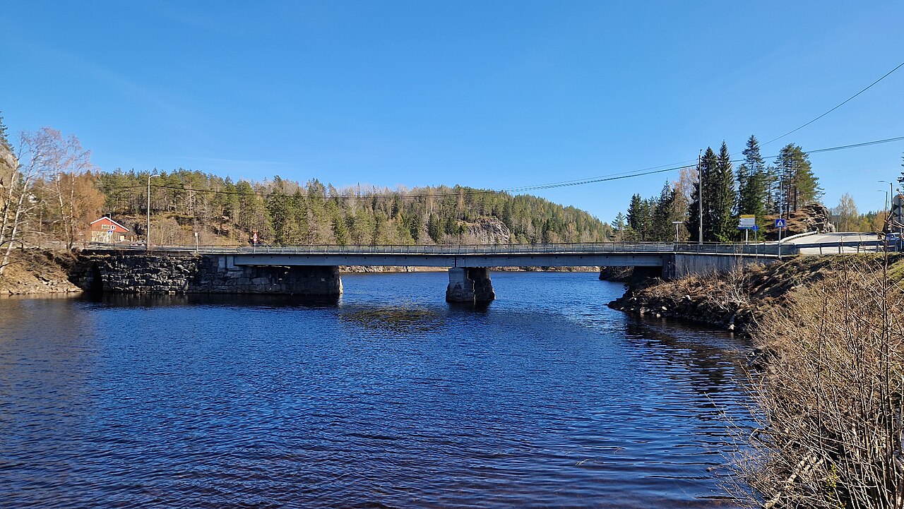 Sunde bru over elva i Gjerstad, omgitt av skogslandskap i Agder