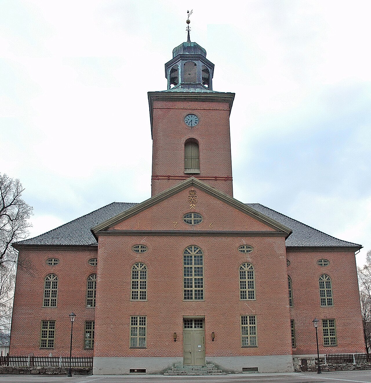 Kongsberg kirke, festivalens hovedarena, med barokkfasaden belyst i vintermørket