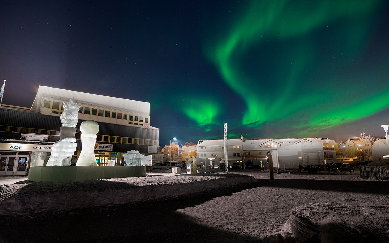 Nordlys over en konsertscene i Kirkenes-regionen, stemningsbilde fra festivalhelg i nord