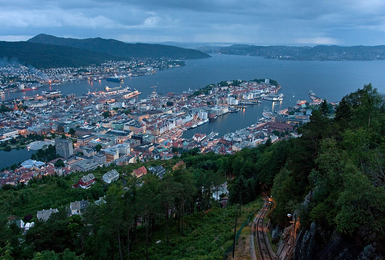 Panoramabilde av Bergen sentrum i midnattssol, sett fra fjellsiden over byen