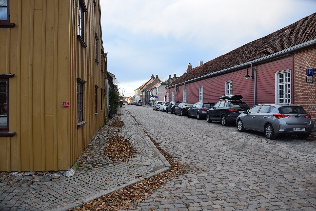 Historiske trehus og brosteinsbelagte gater inne i festningsbyen Gamlebyen i Fredrikstad, fotografert november 2023