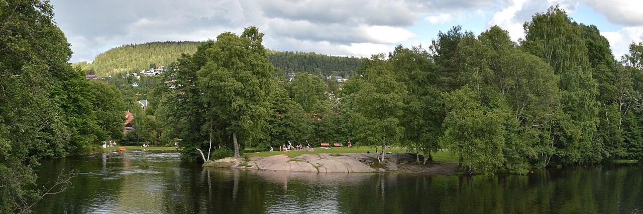 Akerselva sett oppstrøms fra Brekkefossen i Oslo, med frodig vegetasjon langs elvebredden
