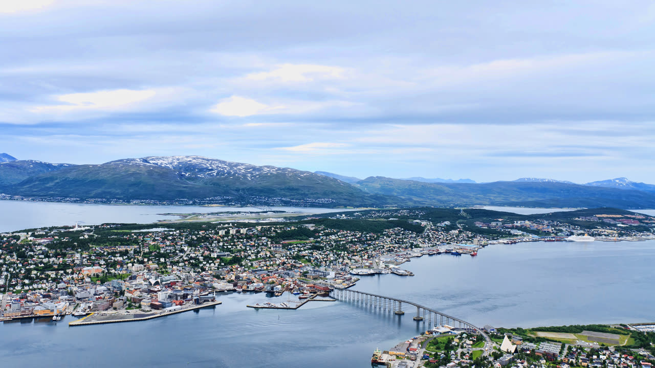 Sommerutsikt fra Fjellheisen over Tromsø sentrum, havna og Tromsøya en grønn sommerdag
