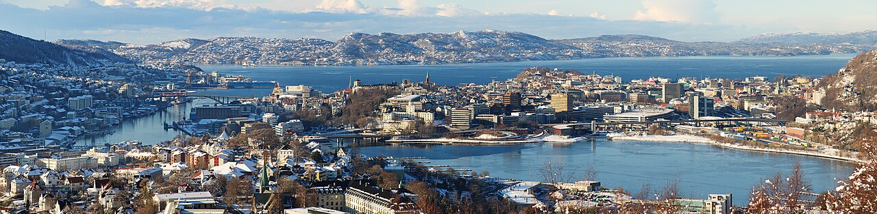 Panorama over Bergen sentrum med bybebyggelse og havneområdet sett fra høyden, med Askøy i bakgrunnen