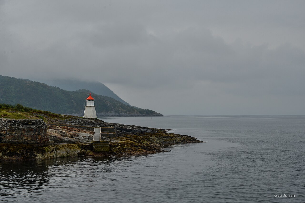 Trondheimsfjorden med fyrlykt og kystlandskap, fjorden som omgir HEIM Festival i Hasselvika