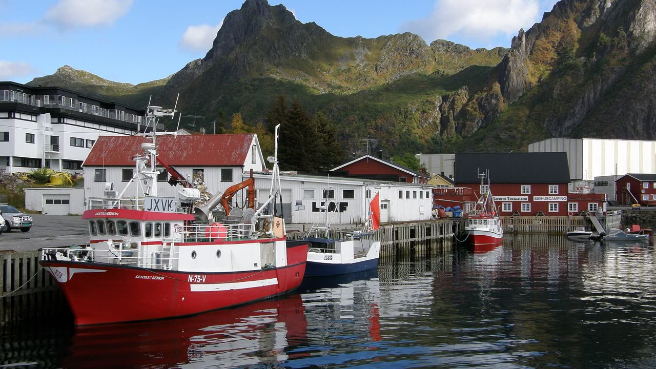 Svolvær havn i Lofoten med fiskebåter og bratte fjell, der Høllafæst arrangeres på Svinøya