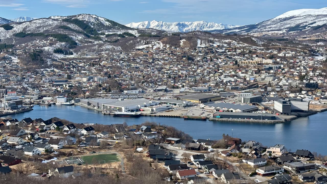 Harstad sentrum sett fra Gangsåstoppen, med havn, Vågsfjorden og snøkledde fjell i bakgrunnen