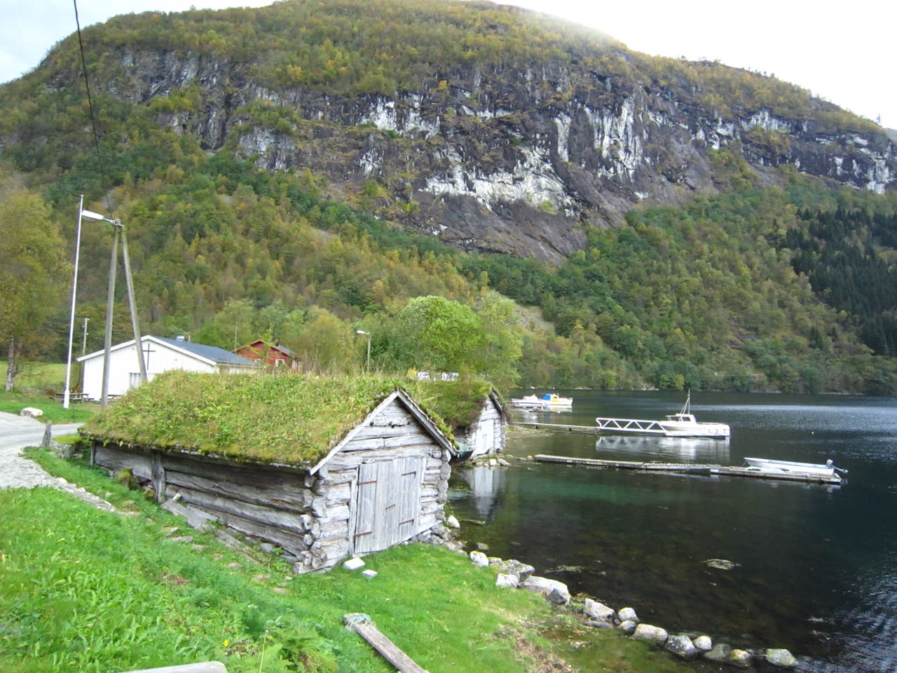 Bygda BjÃ¸rke innerst i HjÃ¸rundfjorden med fjell og fjordlandskap