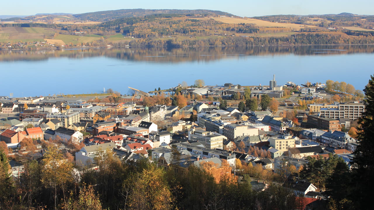 Gjøvik sentrum sett fra Hovdetoppen med Mjøsa i bakgrunnen