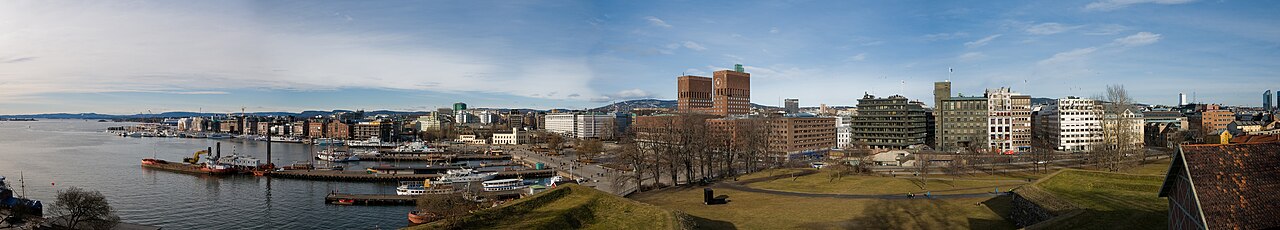 Aker Brygge og Vika-kvartalet i Oslo sett fra sjøsiden, med Oslo rådhus i bakgrunnen