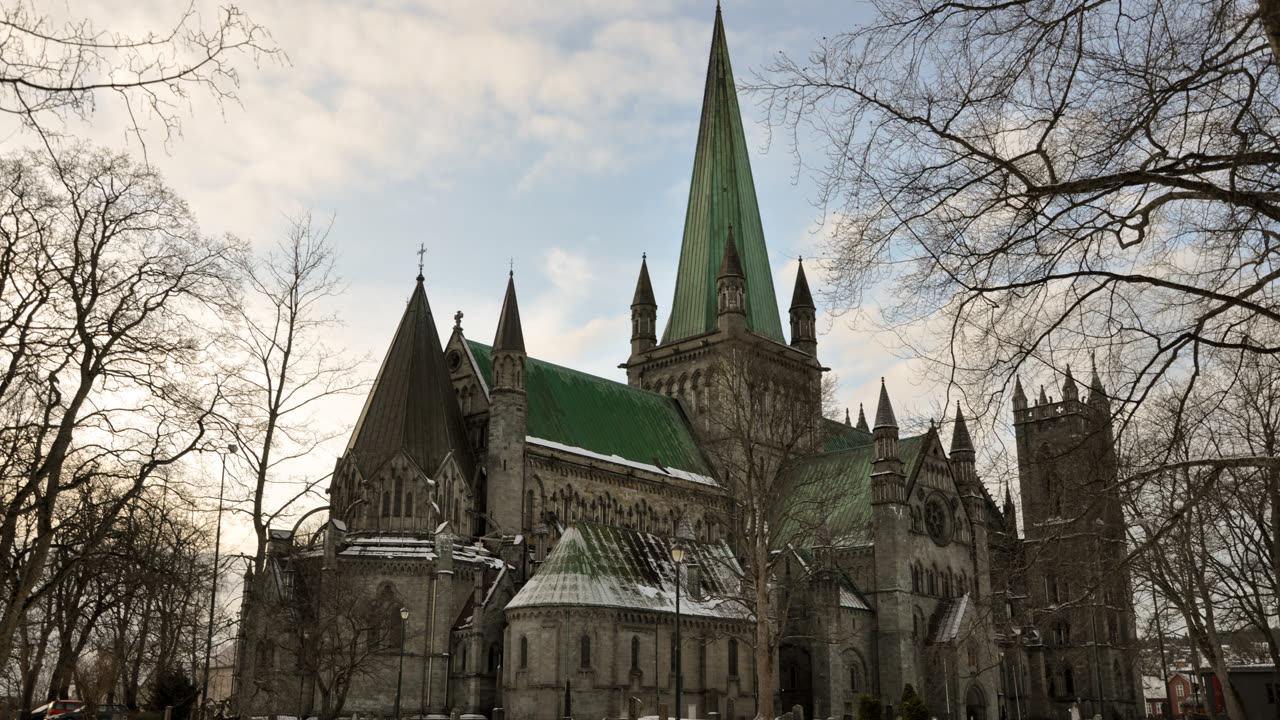 Nidarosdomen i Trondheim en vinterdag med snø og bare trær