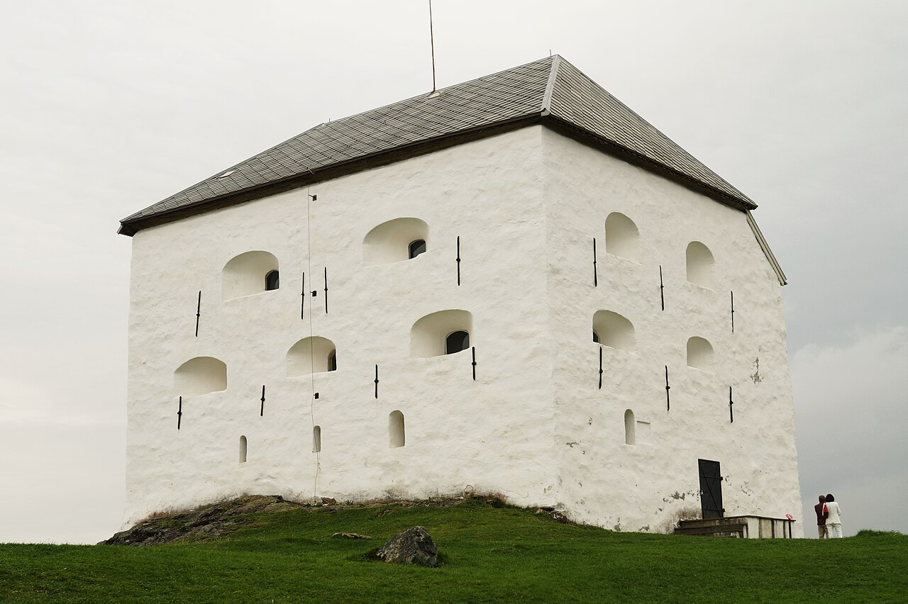 Kristiansten festnings historiske tårn og murer sett fra Festningsparken i Trondheim