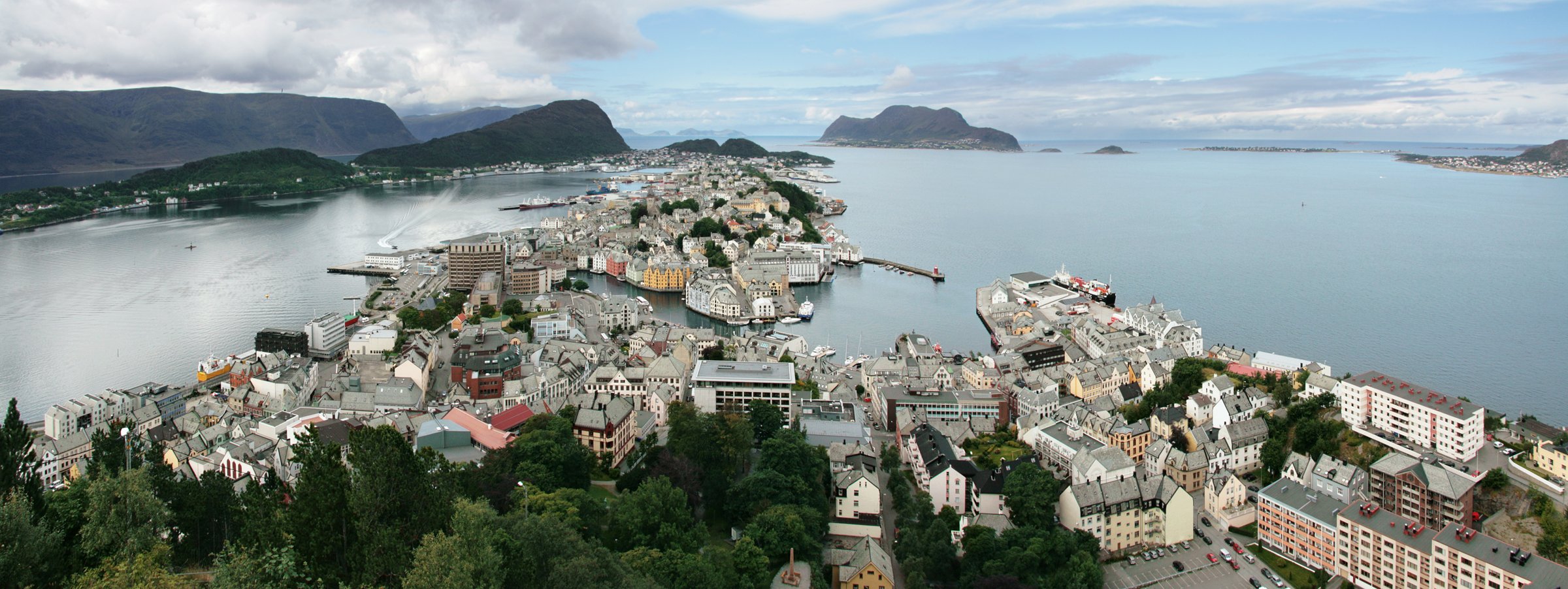 Ålesund sett fra Aksla-toppen, med jugendbyen, havnen og fjordene i bakgrunnen