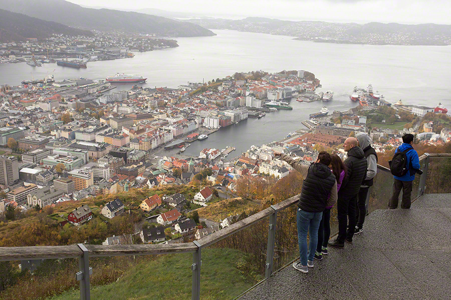 Bergen sett fra Fløyen, med byens hustak, havna og de omliggende åsene