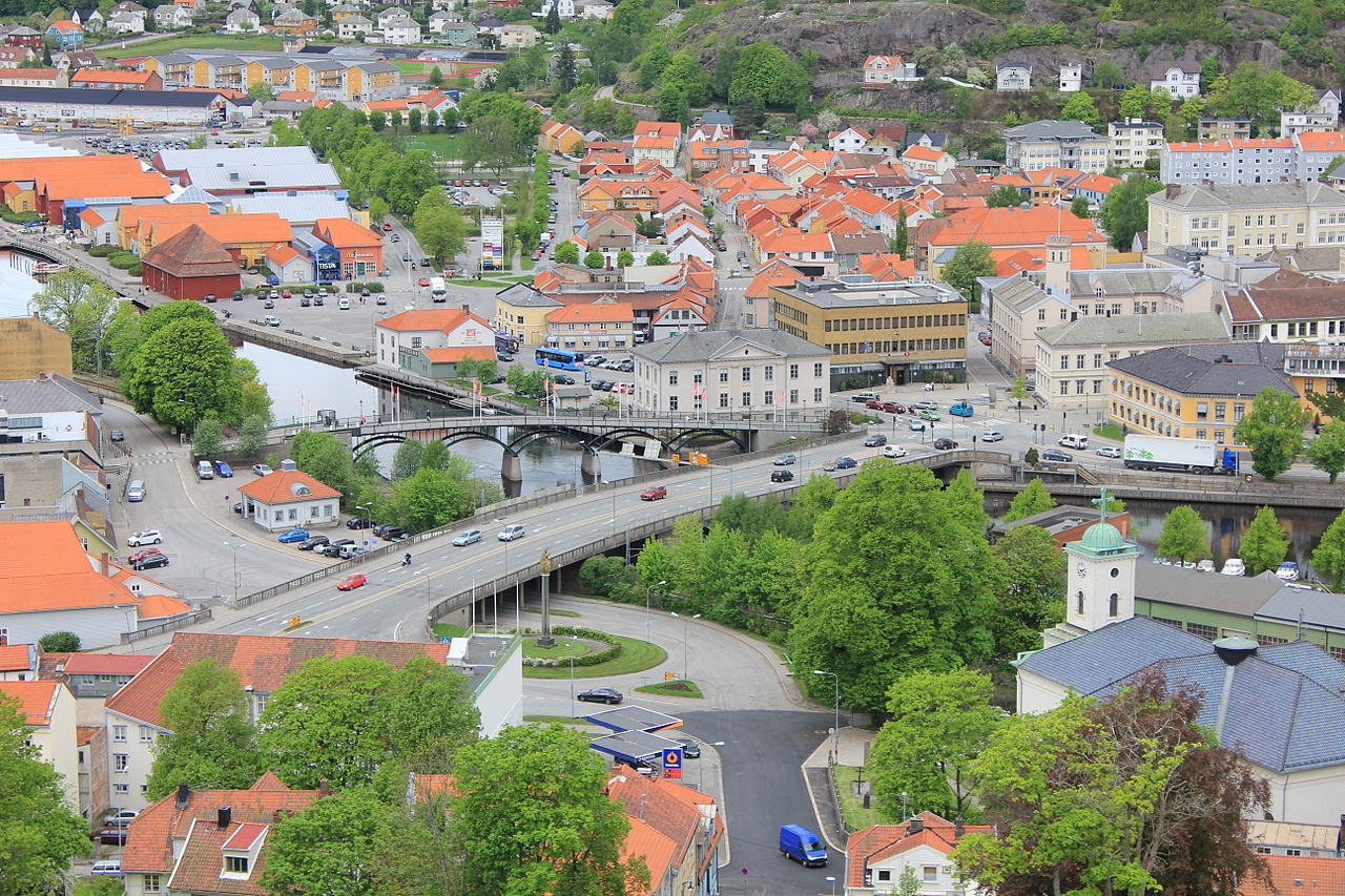 Halden sentrum sett fra Fredriksten festning, med gangbrua over Tista-elven og bybebyggelsen i forgrunnen