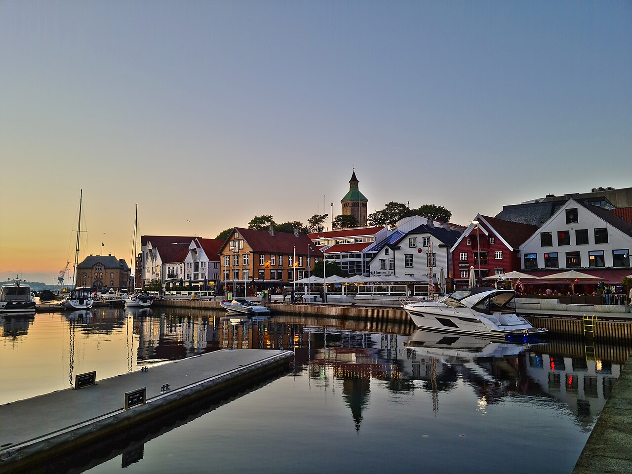 Skagenkaien ved Vågen i Stavanger med Valbergtårnet synlig i bakgrunnen, sett fra havnefronten
