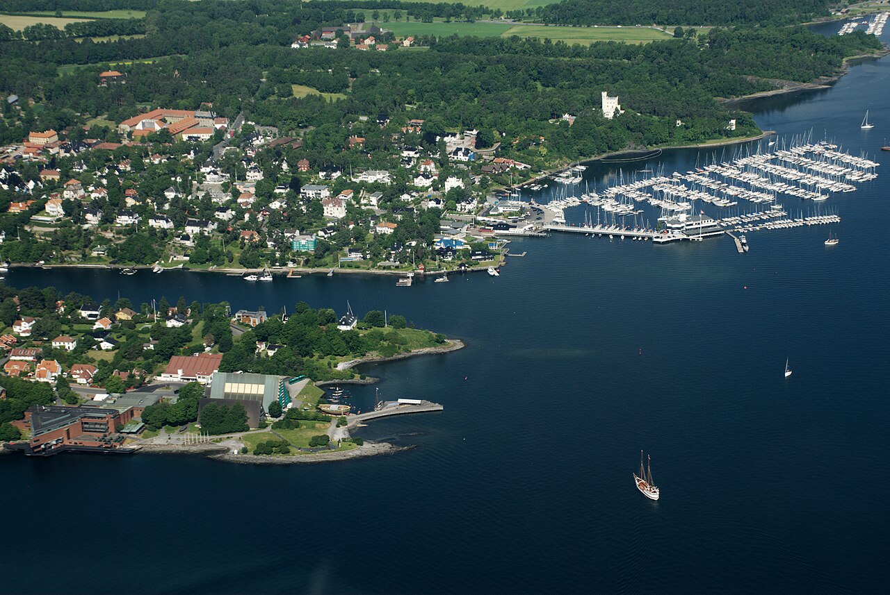 Flyfoto over Bygdøy-halvøya i Oslo med Norsk Maritimt Museum, Frammuseet og Kon-Tiki museet langs fjorden