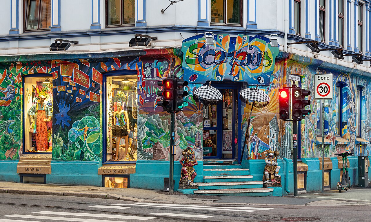 Gatelivet i Grünerløkka, Oslo, med butikker og bebyggelse langs en bygate