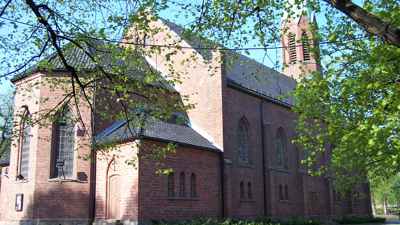 Moss kirke, en lys mursteinskirke med spisst kirketårn, en av scenene under Kryssover Jazzfest Moss