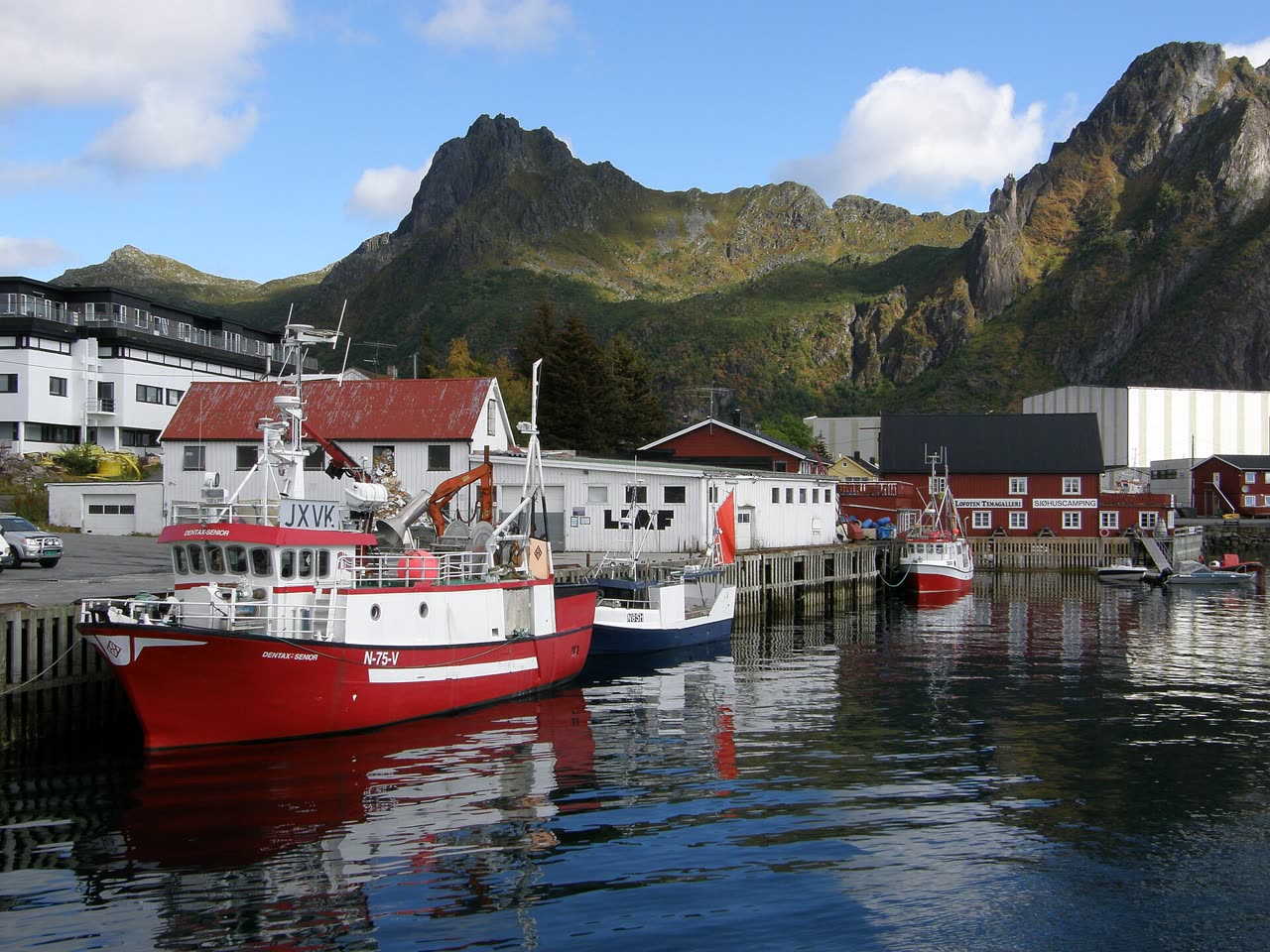 Svolvær havn og Lofotveggen, scenografi for Kubafestivalen