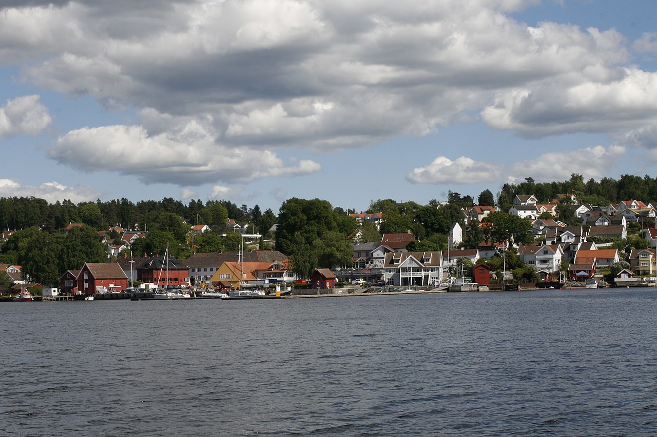 Son sentrum sett fra Laksa med bryggemiljø og trehus ved Oslofjorden