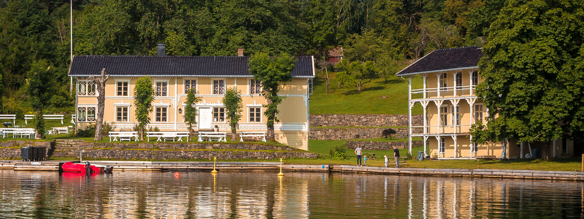 Furøya utenfor Tvedestrand med grønt holmelandskap, sjø og skjærgård i sommerlys